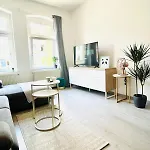 Modern Eingerichtetes Mit Balkon