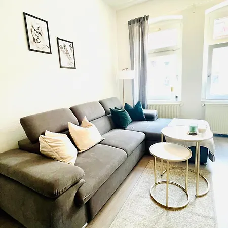 Modern Eingerichtetes Mit Balkon