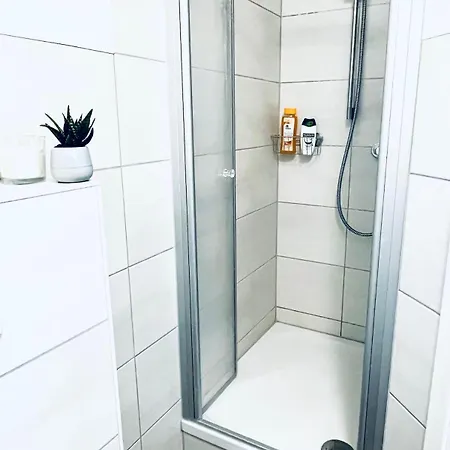 Modern Eingerichtetes Mit Balkon 아파트 *