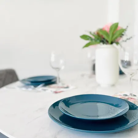 아파트 Modern Eingerichtetes Mit Balkon 에르푸르트