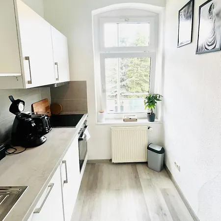 Modern Eingerichtetes Mit Balkon 아파트 *