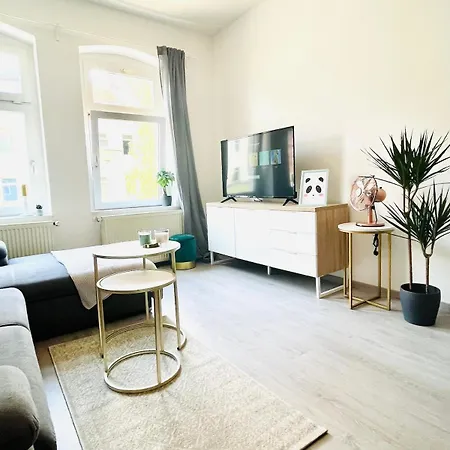 Modern Eingerichtetes Mit Balkon