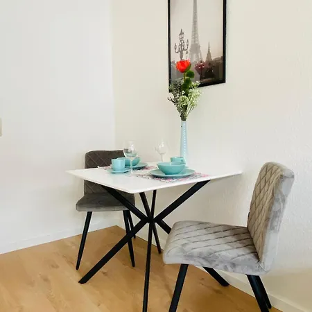 Modern Eingerichtetes Mit Balkon