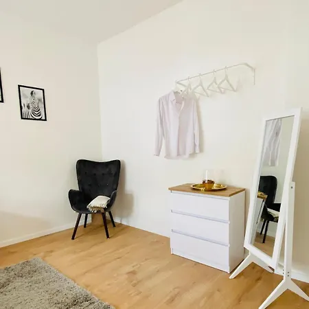 Modern Eingerichtetes Mit Balkon