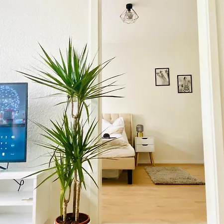 Modern Eingerichtetes Mit Balkon ארפורט