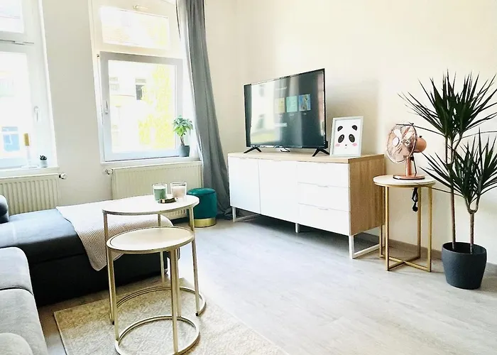 Modern Eingerichtetes Mit Balkon